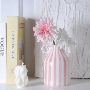 vase rayé rose élégant
