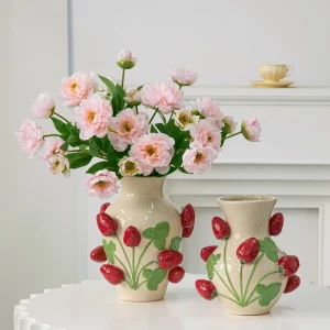 Vase décoratif avec fraises