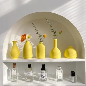 vase jaune moderne