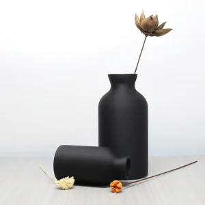 vase en plastique noir moderne