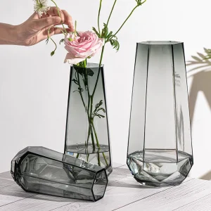 vase en verre noir transparent