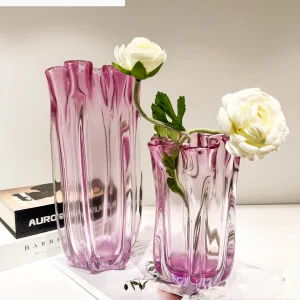 vase en verre rose transparent